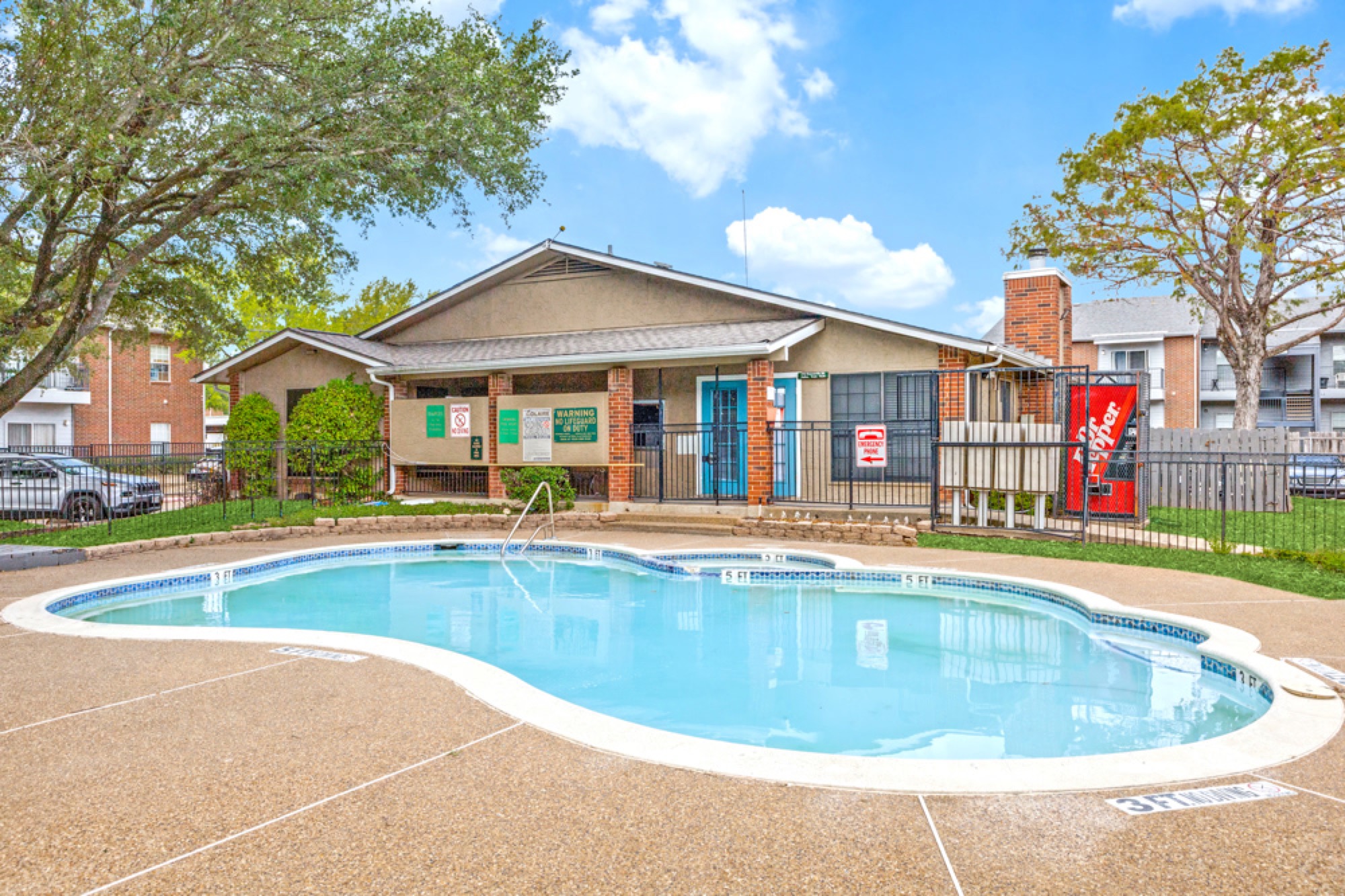 Solaire Apartments community amenities